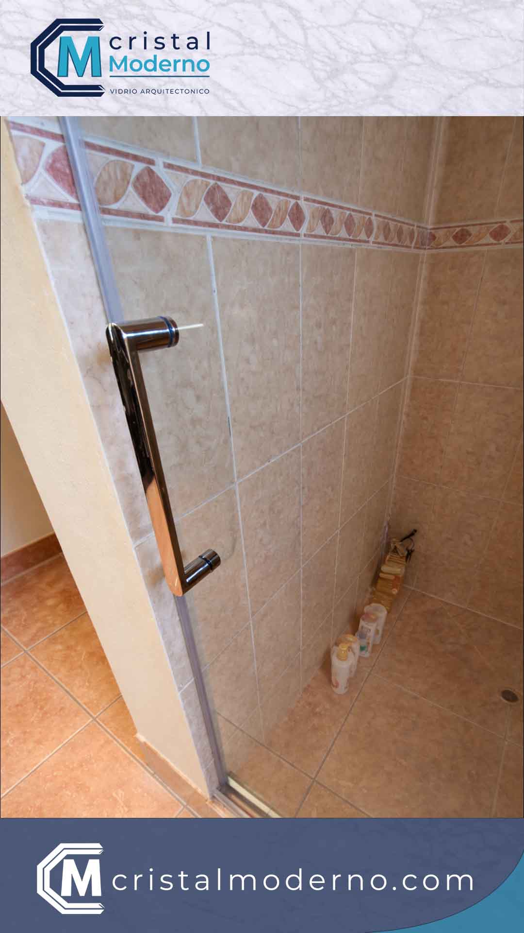 Detalle de jalador en puerta corrediza de ducha