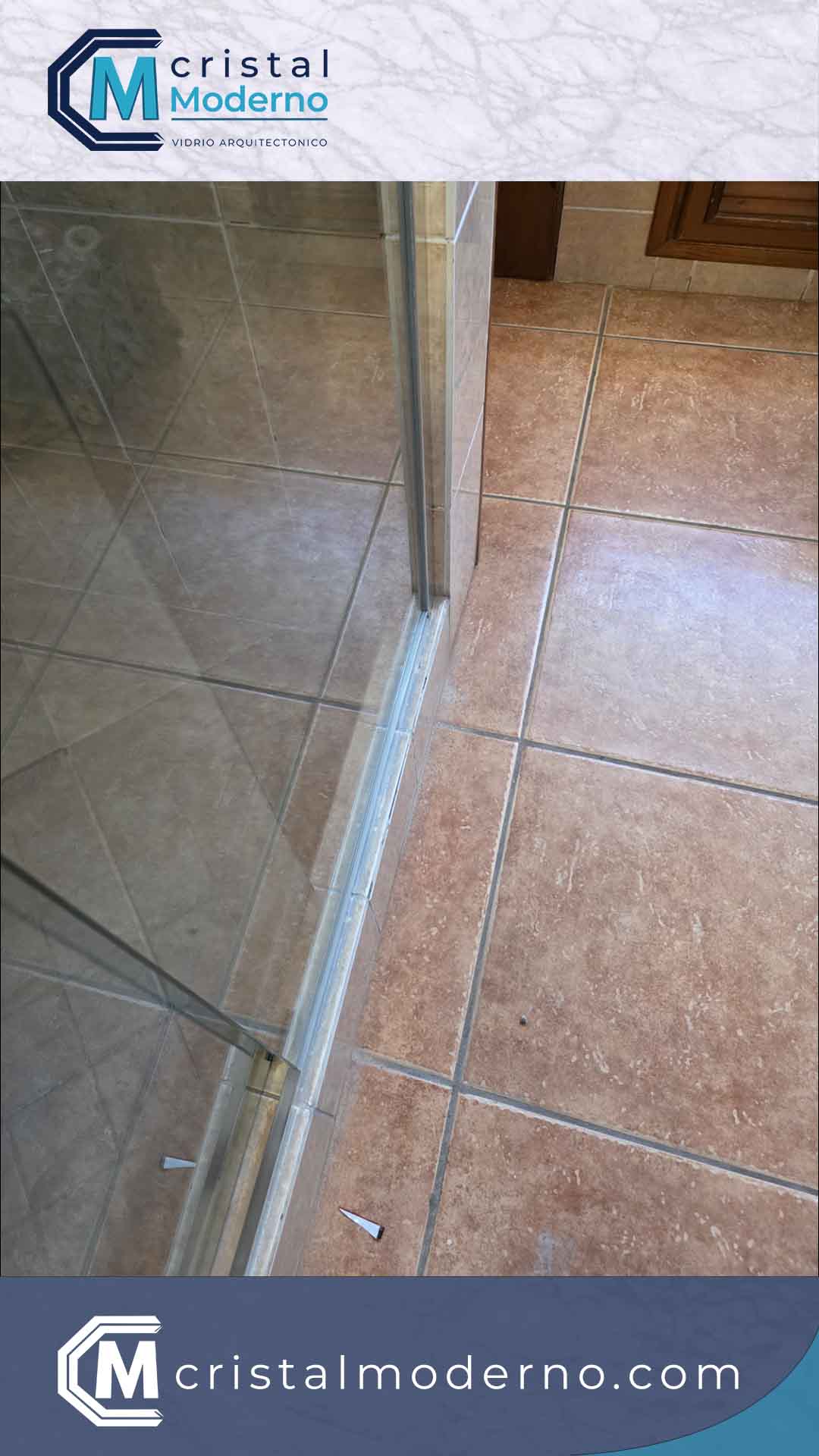 Detalle de tope de agua en puerta corrediza de ducha